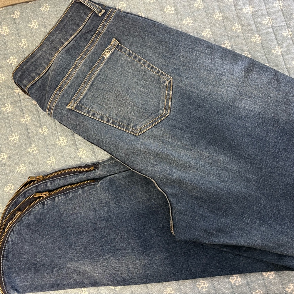 Womens JLoBlue Jeans with zipper ankle 
stretch. Sz 12  ankle length Inseem 26”